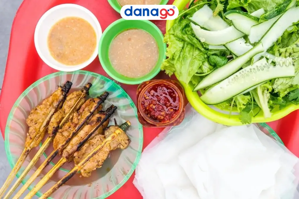Bánh ướt cuốn thịt nướng là đặc sản được nhiều du khách yêu thích