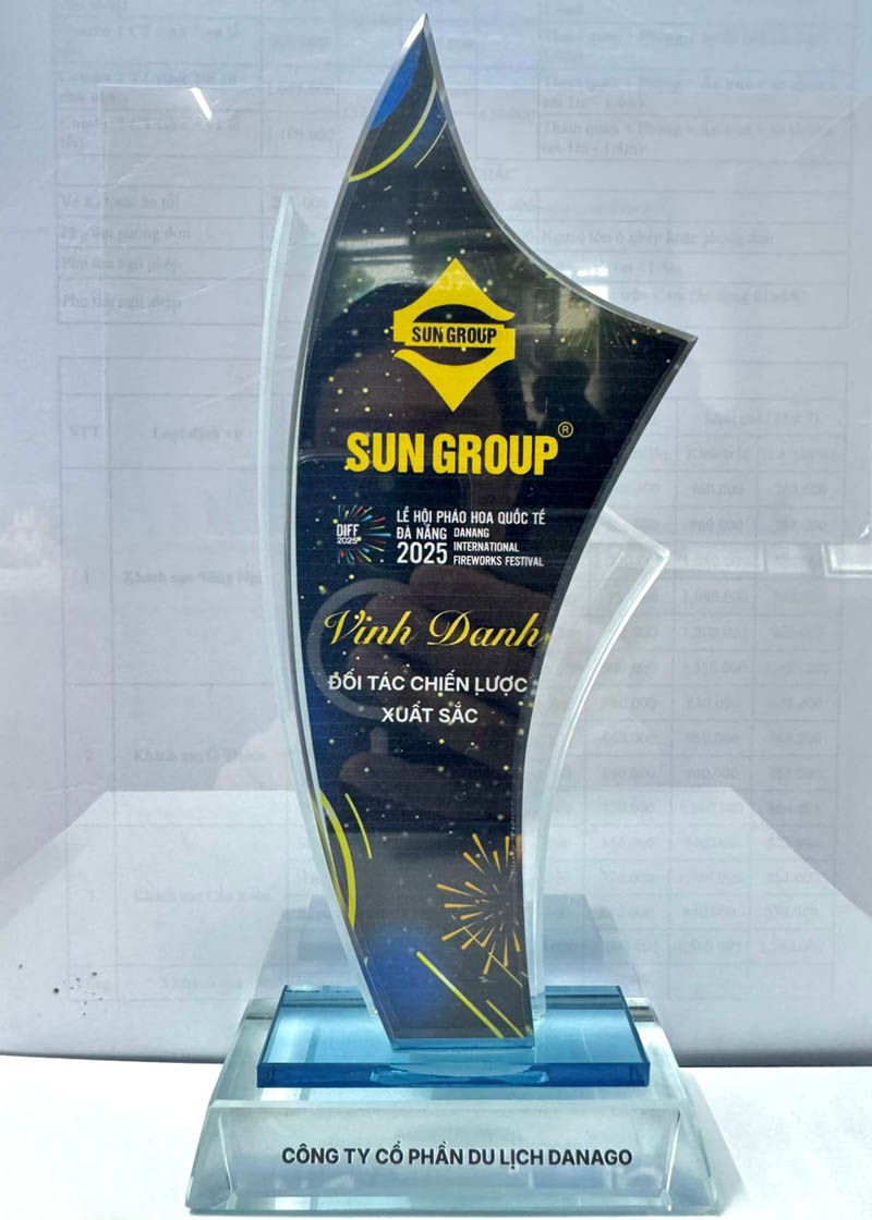 DANAGO nhận Cúp vinh danh Đối tác chiến lược vé pháo hoa Đà Nẵng DIFF xuất sắc.