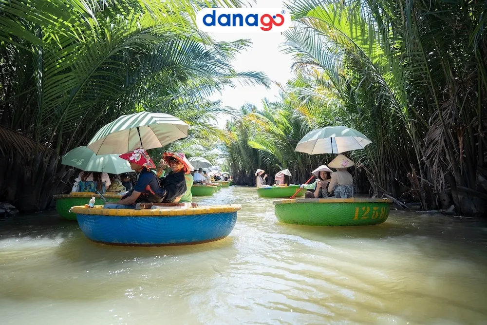 Trải nghiệm chèo thuyền thúng tại Rừng dừa Bảy Mẫu